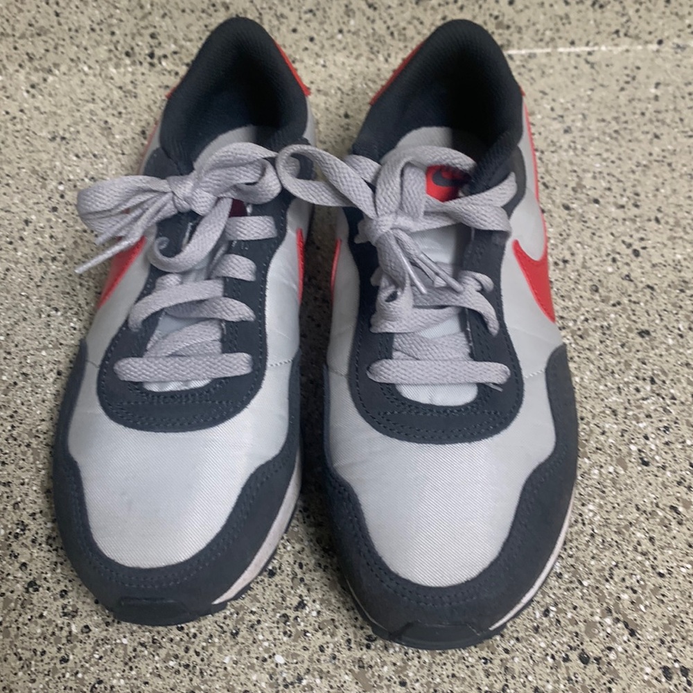Tennis shoes